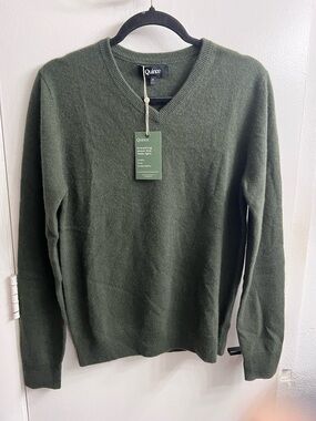 Quince Men's V-Neck Sweater in Olive